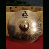 Kovový činel s výrazným kmitavým povrchem (hammered). Na povrchu je černý nápis paiste a nad ním logo s textem ALPHA. V pravé části je uveden model R…