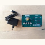 Na fotografii je zelený elektronický modul s nápisy FBX SOLO a SL-820. Zařízení obsahuje žlutý regulační knoflík s nápisem LEVEL ADJUST, čtyři šedá t…