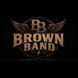 Grafické logo s nápisem BROWN BAND v hnědé, kovové textuře s efektem opotřebení. Nad nápisem jsou dvě písmena BB a rozprostřená křídla, vše uzavřeno…