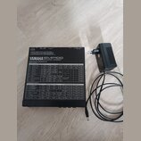 Černý efektový procesor YAMAHA EMP100 MULTI-EFFECT PROCESSOR s bílým tabulkovým přehledem parametrů na horní straně. Zařízení má v zadní části konekt…