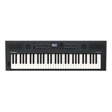 Černý digitální klavír s bílými a černými klávesami. Na levé straně je nápis Roland a na pravé straně označení GO:KEYS 5. Horní panel obsahuje disple…