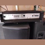 Zadní strana zesilovače s nápisem MODEL BASSMAN 250 a logem FENDER MUSICAL INSTRUMENTS CORP. V horní části jsou konektory pro Parallel Speaker Out, H…