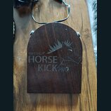 Tmavě hnědý dřevěný pedál s oblým horním okrajem. Na povrchu je vyryto logo koně a nápisy ORTEGA®, HORSE KICK PRO. Povrch vykazuje drobné škrábance a…