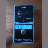Kytarový efekt v stříbrném kovovém šasi s černým horním panelem. Na panelu je nápis HOLY GRAIL v modrém rámu a pod ním značka electro-harmonix. Obsah…