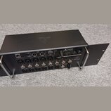 Černý digitální mixážní pult s nápisy XAIR a XR16, v pravém dolním rohu je logo behringer. Zařízení má na zadní straně řadu vstupních a výstupních ko…
