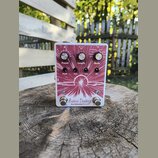 Kytarový efekt v červeném provedení s bílým potiskem paprsčitých linií. Na spodní části je nápis Astral Destiny a logo EarthQuakerDevices. Zařízení m…