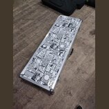 Hliníkový kufr na nástroj s povrchem potaženým černobílým motivem v stylu mangy. Na spodní části je viditelný nápis RAZZOR. Kufr má kovové rohy a boč…