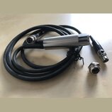 Na fotografii je černý kabel s kovovým cylindrickým koncem, který má v horní části svislé rýhy. Na kabelu je viditelný bílý nápis SHURE. Součástí jso…