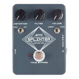 Šedý kytarový efekt s nápisy JOYO, SPLINTER a DISTORTION. Na horní straně jsou tři černé otočné knoflíky s popisky DISTORTION, FILTER a VOLUME. Pod n…