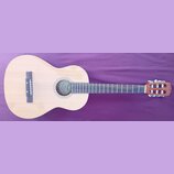Kytara s vyřezem v těle, světlým povrchem a hnědým hmatníkem. U otvoru rezonanční skříně je vidět nápis „Fender“. Na hlavě kytary je rovněž umístěno…