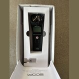 Černý digitální nahrávač Zoom H1n Handy Recorder v bílém originálním packagingu. Na přístroji je vidět displej, červené tlačítko REC a ovládací prvky…