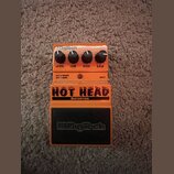 Oranžový kytarový efekt s nápisem HOT HEAD DISTORTION a logem DigiTech v horní části i na spodním černém panelu. Na horní straně jsou čtyři černé oto…
