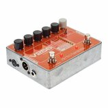 Oranžový vocoder s kovovým šedým šasi. Na horní straně je nápis V256 vocoder a logo electro-harmonix. Zařízení má několik černých a jeden bílý ovláda…