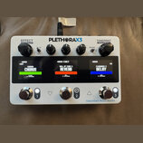 Bílý efektový pedál s nápisem PLETHORA X3 a TONEPRINT PEDALBOARD. Zařízení má tři ovládací knofíky nahoře, tři displeje zobrazující efekty CORONA CHO…