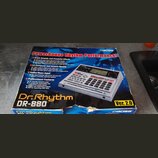 Kartonová krabice s obrázkem elektronického bicího automatu. Na obalu je nápis Powerhouse Rhythm Performance!, značka BOSS a model Dr. Rhythm DR-880…