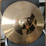 Zlatavý kovový činel s kladivkovaným povrchem. Na horní části je nápis Sound caster FUSION a pod ním text 20" Medium Ride. V dolní části je viditelné…