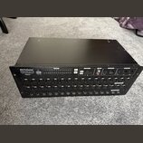 Černý rackový stagebox značky PreSonus s nápisem STUDIOLIVE RM32. Zařízení obsahuje řadu kombinovaných konektorů pro vstupy označených čísly 1 až 32…
