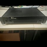 Černý rackový zesilovač s kovovým šasi. Na předním panelu jsou nápisy E-400 a logo the t.amp, dva ovratové knofíky s označením CHANNEL A a CHANNEL B,…