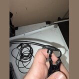 Černý mikrofon s ohebným hrdlem a připevněnou úchytnou svorkou. Na plastovém spojení hrdla a kapsle je vyražen nápis YAMAHA. Kabel je svinutý do krou…