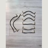 Fotografie zobrazuje osm černých audio kabelů s kovovými konektory. Šest kabelů je krátkých a dva jsou delší. Na kabelech nejsou viditelné žádné znač…