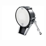 Černý elektronický basový buben s bílým membránovým povrchem. Na horní části je nápis Roland a v dolní části logo V-Drums. Nástroj je umístěn na kovo…