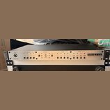 Stříbrný rackový přístroj s černým šasi. Na předním panelu je vpravo logo FRYETTE a nápis IMPEDENCE MATCHING AMP & CAB SELECTOR, vlevo dole je označe…