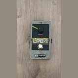Kytarový efekt v šedém kovovém šasi s černým ovládacím panelem. Na panelu je jeden otočný knoflík, červená kontrolka a nápisy LPB-1 LINEAR POWER BOOS…