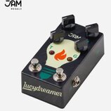 Černý kytarový efekt s nápisem Lucydreamer na spodní hraně a logem JAM v horní části. Na povrchu je grafika žluté žárovky s oranžovým plamenem uvnitř…