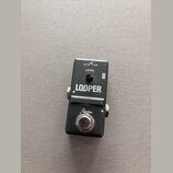 Černý kytarový efekt pedál s nápisem LOOPER a značkou Rowin. Na horní části je potenciometr označený jako LEVEL, vstup USB a nápis DC 9V s ikonou pol…