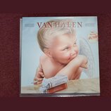Fotografie zobrazuje obal CD s albem skupiny VAN HALEN. Na přední straně je zobrazen malý křídlatý chlapec s cigaretou v ruce a krabičkou cigaret pře…