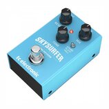 Modrý efekt pedál s nápisem SKYSURFER a pod ním MINI REVERB. Na horní straně jsou tři černé otočné ovnovátka s popisky REVERB, TONE a MIX, červená ko…