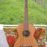 Historick&aacute; kytara ze 60 let Framus Parlor