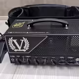 Victory v30 podepsana Guthrie Govan
