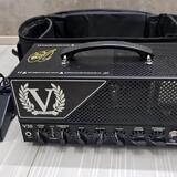 Victory v30 podepsana Guthrie Govan