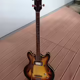 K&uacute;pim pololubov&uacute; (semi-hollow) basgitaru