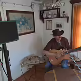 Kytara a zpěv nab&iacute;z&iacute; hudebn&iacute; produkci, styl country a folk.