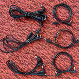 Propojovac&iacute; nap&aacute;jec&iacute; kabely k pedalboardu.