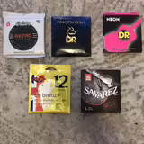 Struny na akustickou kytaru v tvrdosti .12 (dvan&aacute;ctky)