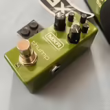 basov&yacute; preamp, ekvalizer MXR thump