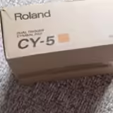 Zcela nov&yacute; Roland CY-5.
