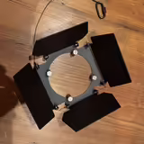 Nov&aacute; krytka na Varytec LED Studio 150 2900K barndoors/klapka