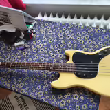 1978 Fender Musicmaster Bass s origin&aacute;ln&iacute;m pouzdrem