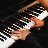 ZPĚVAČKA HLEDÁ KLÁVESÁKA/PIANISTU - Pardubice 