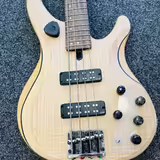 Baskytara Yamaha