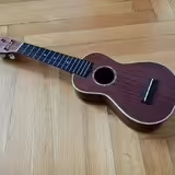 Sopranov&eacute; ukulele masivn&iacute; mahagon