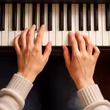 HLED&Aacute;ME PIANISTU/KU / MĚLN&Iacute;K A OKOL&Iacute;
