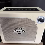 Mooer Hornet - modelingov&eacute; kombo s bluetooth