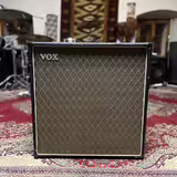 VOX V412BN &ndash; uzavřen&yacute; kytarov&yacute; box 4x12, mono/stereo