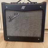 kytarov&eacute; kombo Fender Mustang I