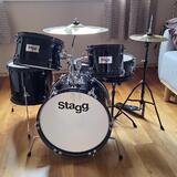 PRODÁM TOP STAV Stagg Tim Jr 5/16B Dětská bicí souprava